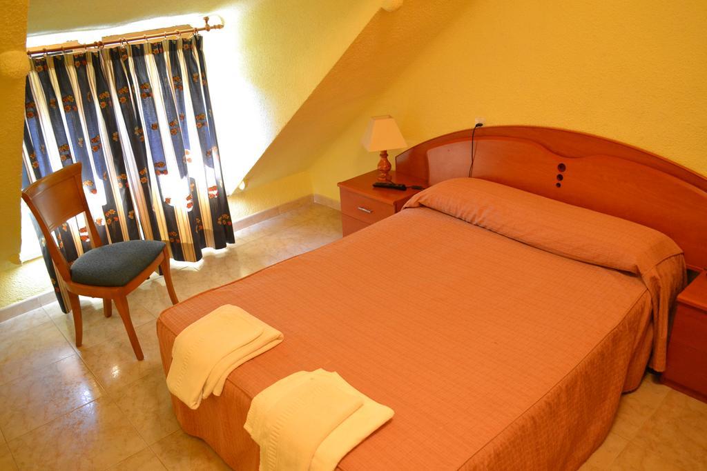 Hostal Aribel Longinos سيرسيديلا الغرفة الصورة